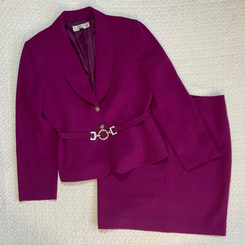 Comfy Berry Purple Tahari Skirt Suit Size14 w/Belt